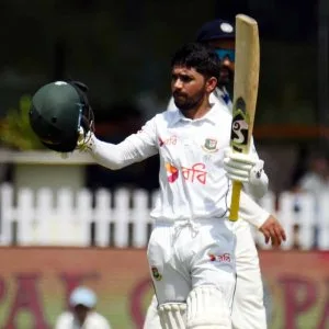 চোয়ালবদ্ধ প্রতিজ্ঞায় মুমিনুলের সেঞ্চুরি