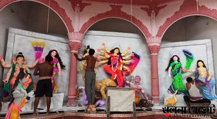 দরজায় কড়া নাড়ছে দুর্গাপূজা, শেষ মুহূর্তের প্রস্তুতিতে ব্যস্ত খুলনার পূজামণ্ডপ