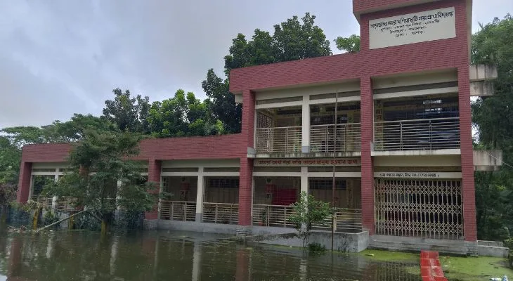 ভবদহ পাড়ের মানুষের চোখে মুখে হতাশার ছাপ, ৪টি ইউনিয়নের বেশিরভাগ মানুষ পানির নিচে!