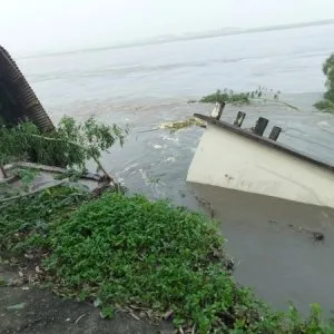 ধরলায় তীব্র ভাঙন, নদীগর্ভে কমিউনিটি ক্লিনিকসহ একের পর এক বসতি