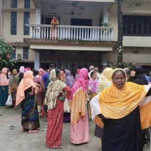 ব্যানার লাগিয়ে আ.লীগ নেতার বাসায় টিসিবির পণ্য বিক্রি
