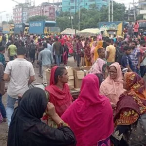 আইনশৃঙ্খলা বাহিনীর সঙ্গে পোশাকশ্রমিকদের সংঘর্ষ, গুলিতে একজন নিহত