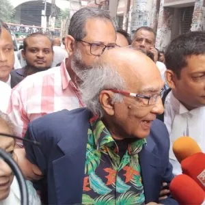সাংবাদিক শফিক রেহমানের আত্মসমর্পণ