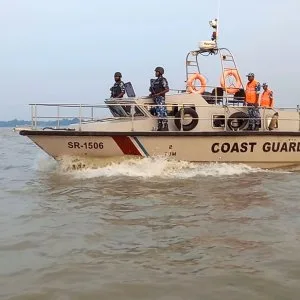 ইলিশ রক্ষার অভিযানের প্রস্তুতিকালে জেলেদের হামলা, আহত ১০