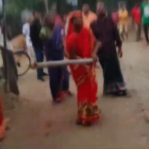 দ্বিতীয় বিয়ে করতে যাওয়ার পথে প্রথম স্ত্রীর হামলা, বর আহত