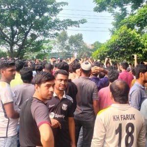 মহাসড়ক অবরোধ করে শ্রমিকদের বিক্ষোভ, যানজট