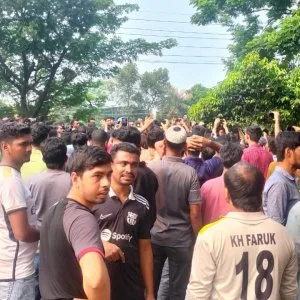মহাসড়ক অবরোধ করে শ্রমিকদের বিক্ষোভ, যানজট
