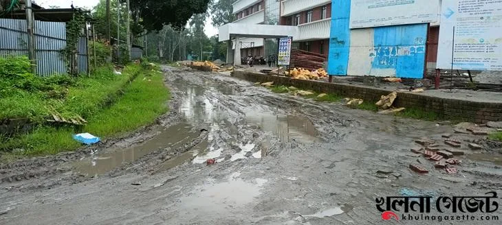 খুলনা টিটিসি : তলিয়ে যাওয়া সড়ক বাদ রেখে উন্নয়ন কাজ সমাপ্তি