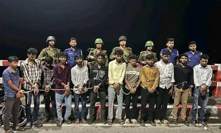 সেনাবাহিনী মদ্যপানের অভিযোগে ১২ যুবককে গ্রেফতার করেছে