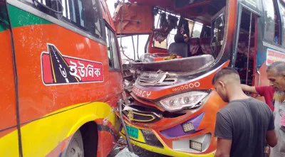 গৌরনদীতে যাত্রীবোঝাই দুই বাসের মুখোমুখি সংঘর্ষ, আহত ১২