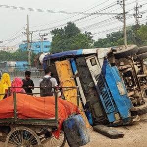 ঢাকা চট্টগ্রাম মহাসড়কে যাত্রীবাহী বাস উল্টে ১৫ জন আহত