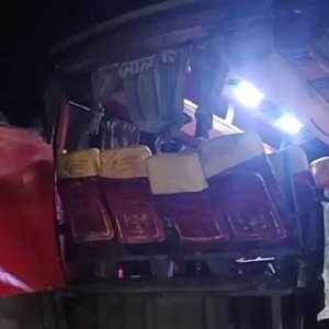 নাটোরে বাস ট্রাক সংঘর্ষে ২ জন নিহত