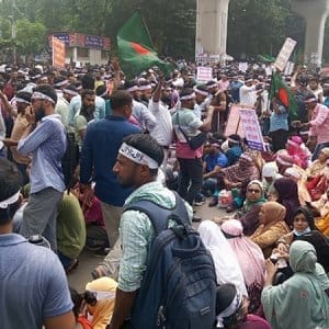 আউটসোর্সিং কর্মীদের শাহবাগ অবরোধ, যান চলাচল বন্ধ