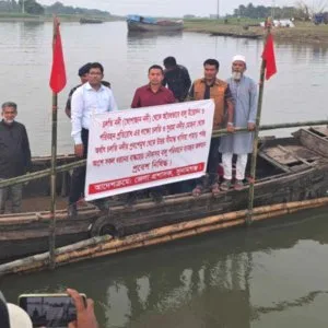 নদীতে বেড়া দিলেও থামছে না পাথর বালুখেকোরা, ডিসি বলছেন ‘চেষ্টার কমতি নেই’