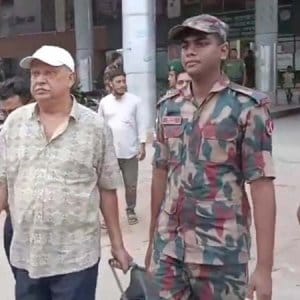 ভারতে পালানোর সময় আ.লীগ নেতা আটক