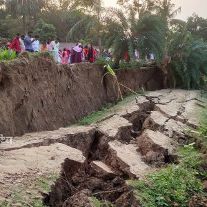 কুষ্টিয়ায় পদ্মায় বিলীন ঘরবাড়ি, হুমকিতে স্কুল কলেজ মাদ্রাসা ও মহাসড়ক