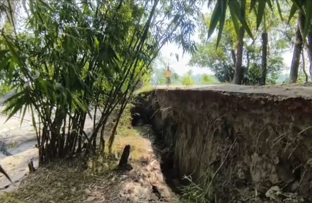 কলাপাড়ায় খালের মাটি কেটে বিক্রি করায় ধসে পড়েছে গুরুত্বপূর্ণ সড়ক