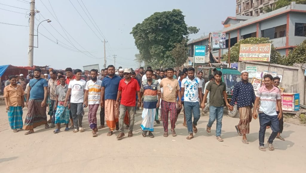 কুয়াকাটায় ক্ষুদ্র ব্যবসায়ীদের বিক্ষোভ; আগে পুনর্বাসন দবি পরে উচ্ছেদ