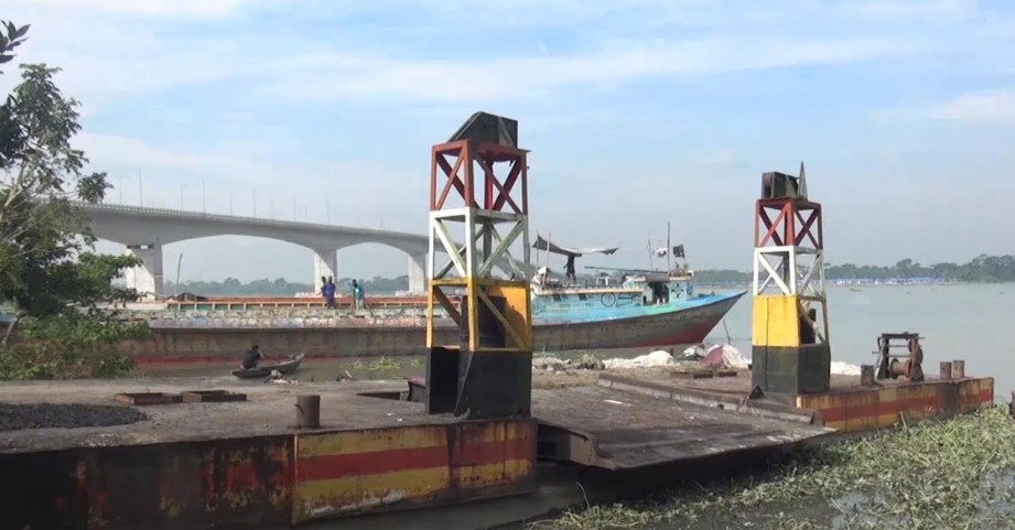 পিরোজপুরে অযত্ন অবহেলায় নষ্ট হচ্ছে কোটি টাকার ফেরি ও পন্টুন
